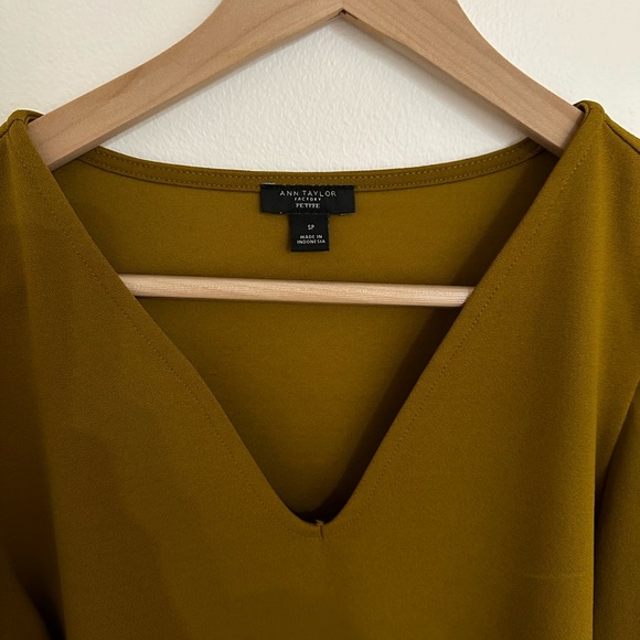 Ann Taylor Top Size Small - Picture 2 of 3